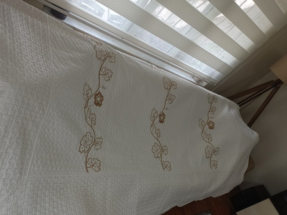 Nakışlı Beyaz Yatak Örtüsü - Görsel 3