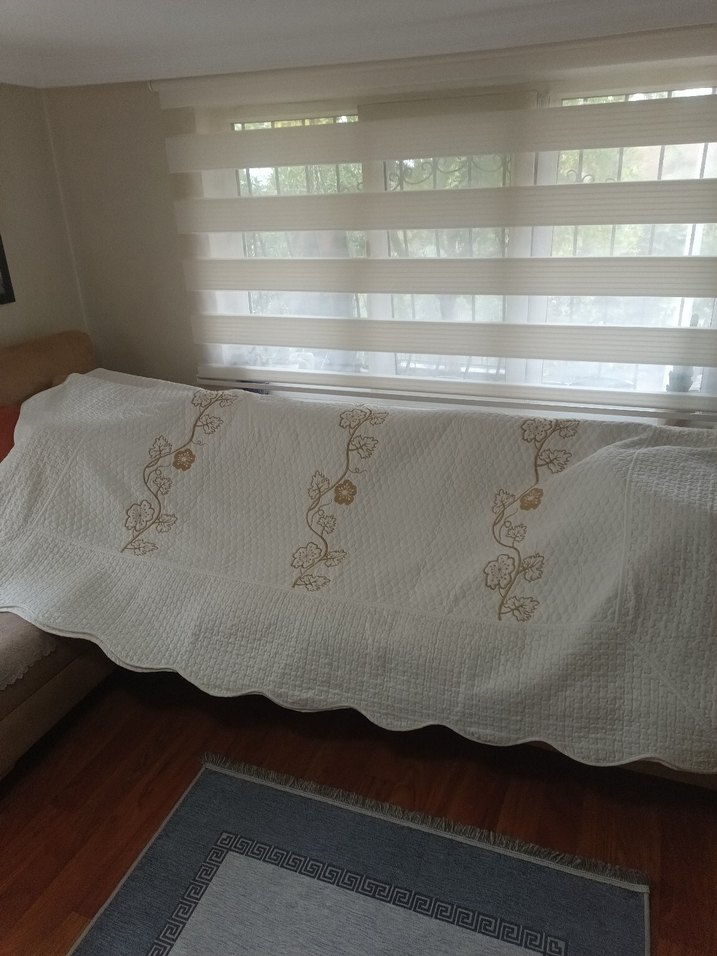 Nakışlı Beyaz Yatak Örtüsü - Görsel 2