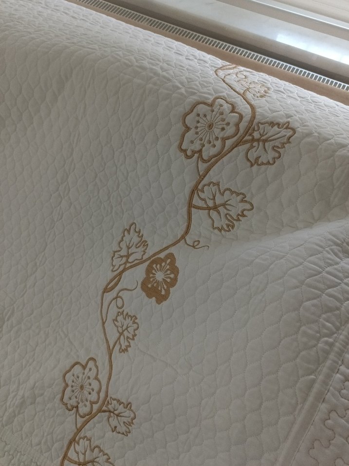 Nakışlı Beyaz Yatak Örtüsü - Görsel 5