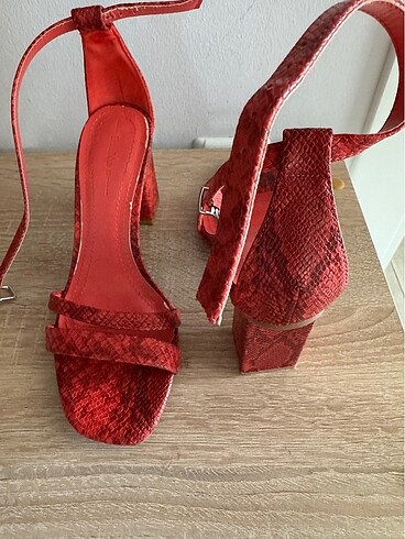 Bershka Topuklu sandalet