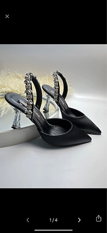 Siyah taş detaylı topuklu ayakkabı