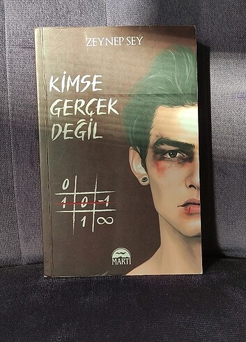 Kimse gerçek değil 