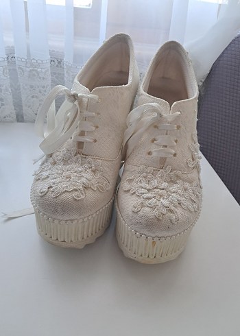 Beyaz Nakışlı Kadın Dolgu Topuklu Ayakkabı