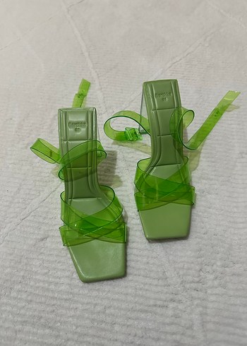 Yeşil Şeffaf Bantlı Blok Topuklu Sandalet