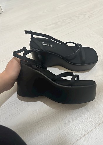 Siyah Dolgu Topuklu Kadın Sandalet - Görsel 3