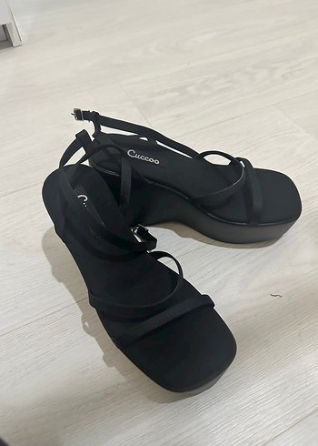 Siyah Dolgu Topuklu Kadın Sandalet - Görsel 2