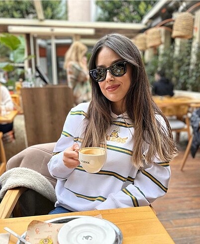 Guess sweatshirt