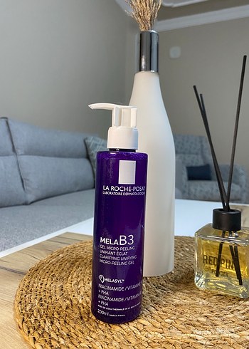 La Roche-Posay Mela B3 Canlandırıcı Yüz Temizleyici Jel