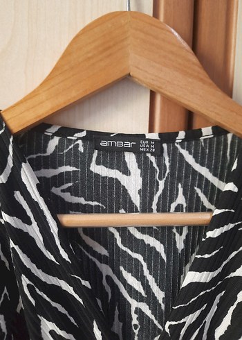 m Beden Dekolteli Zebra Desenli Siyah Mini Bluz