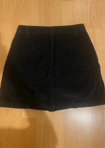 Stradivarius Düğmeli Siyah Kadife Mini Etek - Görsel 3