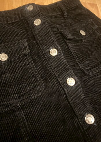 Stradivarius Düğmeli Siyah Kadife Mini Etek - Görsel 6