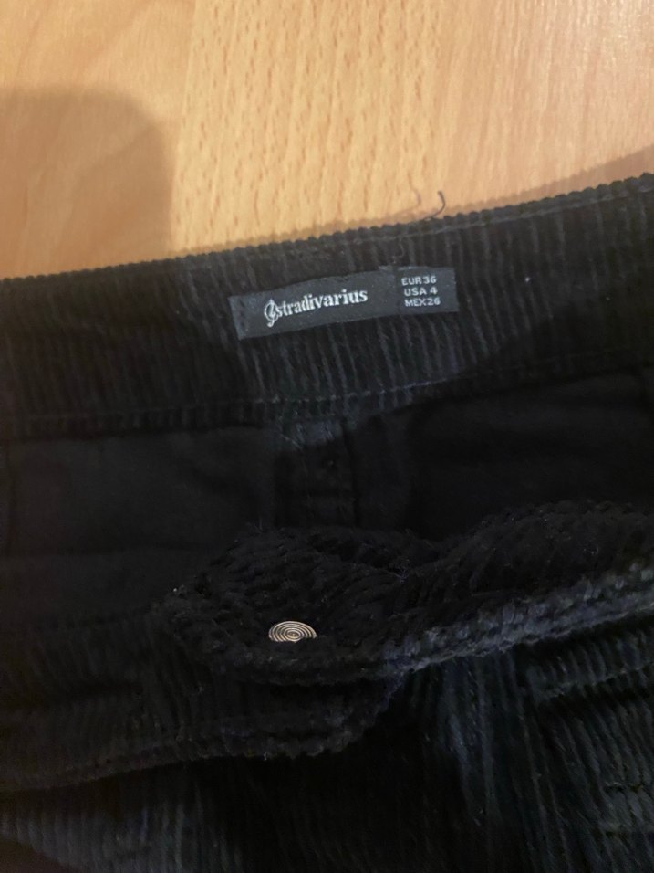 Stradivarius Düğmeli Siyah Kadife Mini Etek - Görsel 2