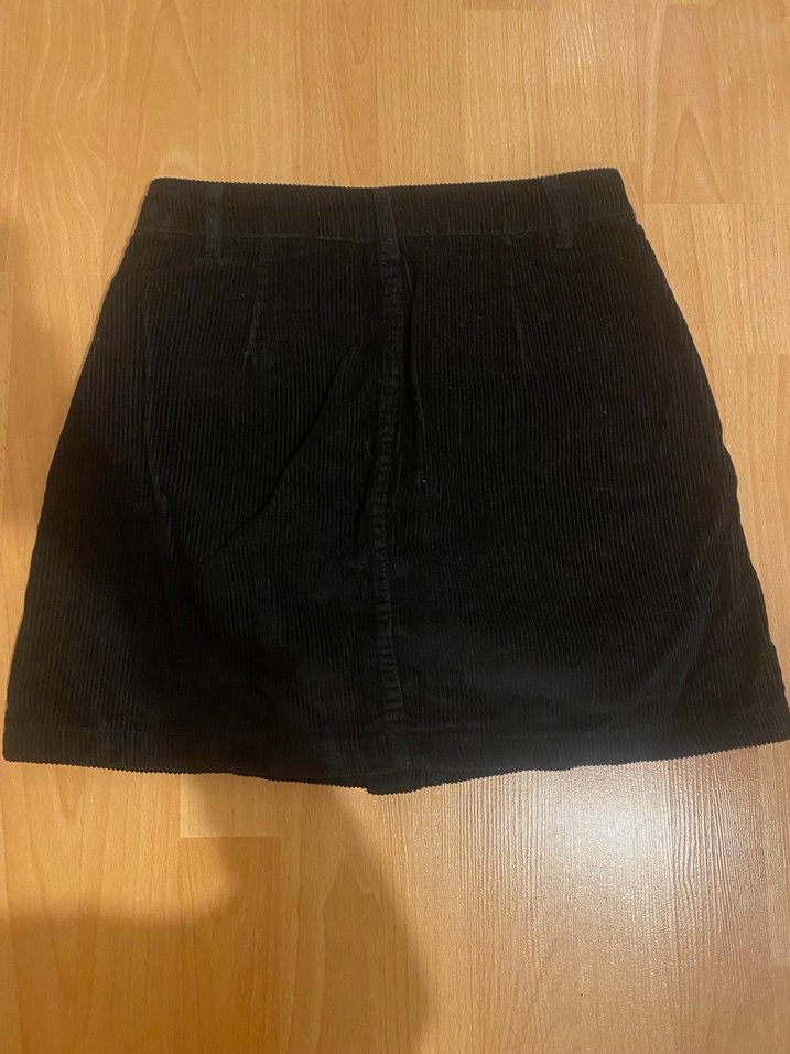 Stradivarius Düğmeli Siyah Kadife Mini Etek - Görsel 3