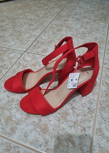 BERSHKA Kırmızı Süet Tokalı Topuklu Kadın Ayakkabı - Görsel 2