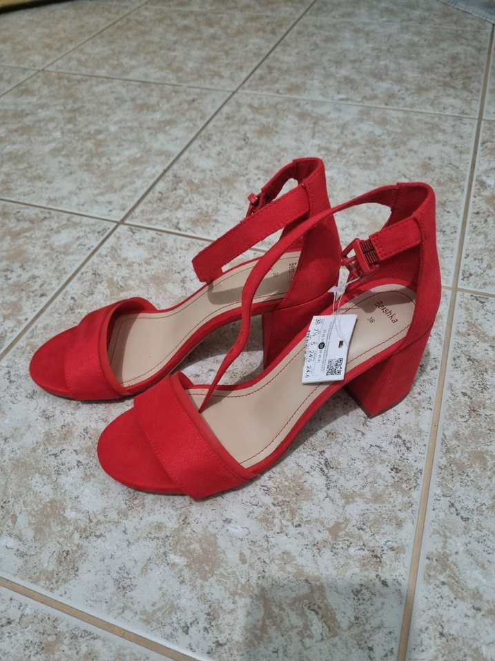 BERSHKA Kırmızı Süet Tokalı Topuklu Kadın Ayakkabı - Görsel 2