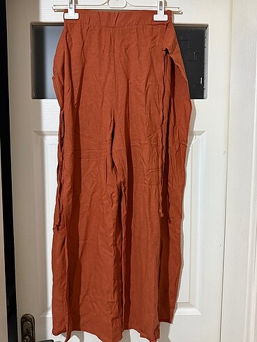 Yanları yırtmaçlı pantolon