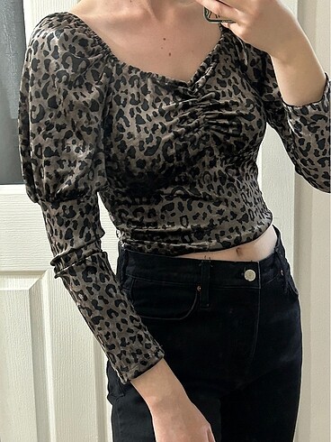 Gri kadife leopar desenli bluz