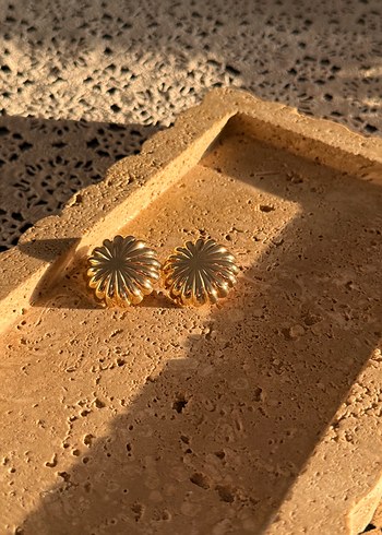 Altın Renkli Minimalist Çiçek Desenli Küpe