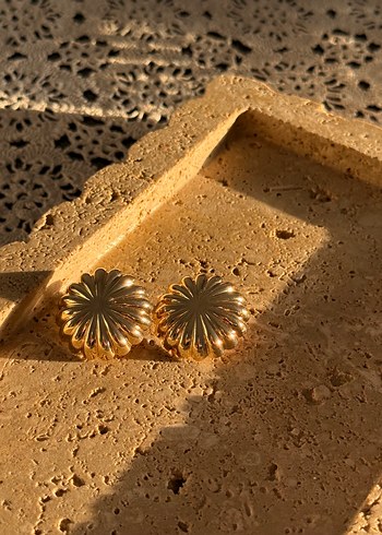 Zara Altın Renkli Minimalist Çiçek Desenli Küpe
