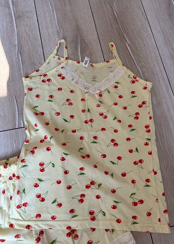 s Beden Kiraz desenli kısa askılı pijama takımı