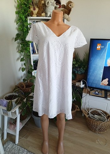 l Beden Beyaz V Yaka Mini Pamuklu Nakışlı Elbise
