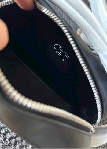 Tommy Hilfiger Siyah Kadın Deri Çapraz Çanta - Görsel 4