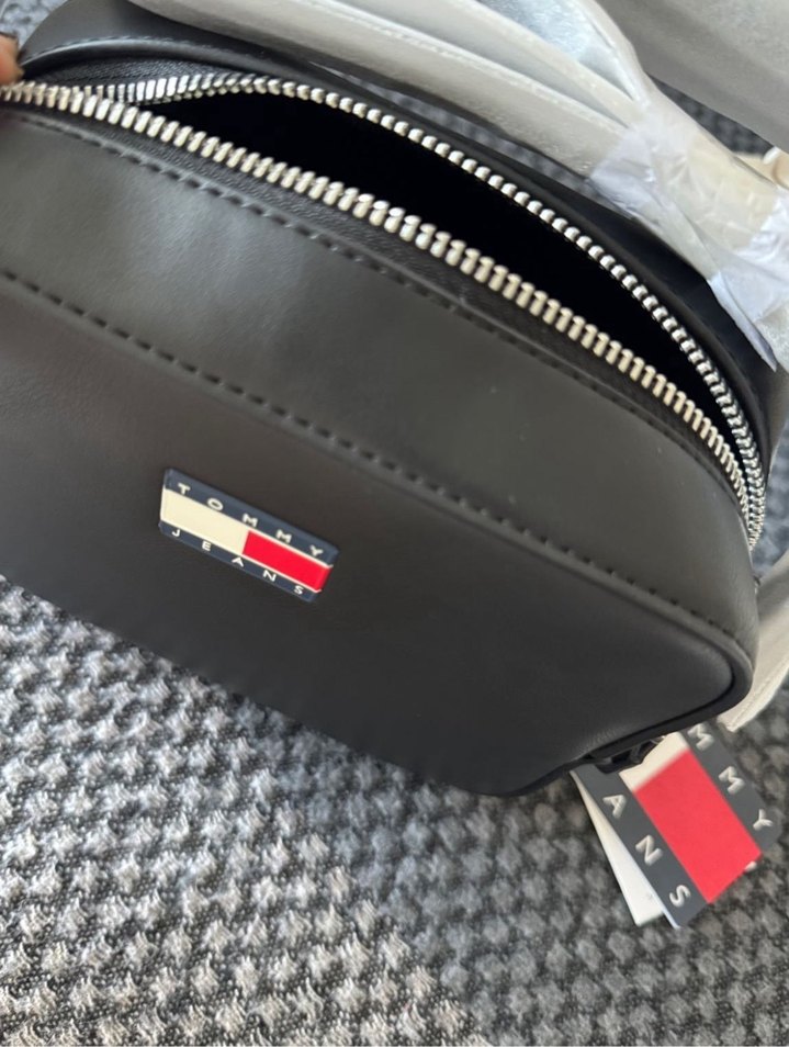 Tommy Hilfiger Siyah Kadın Deri Çapraz Çanta - Görsel 3