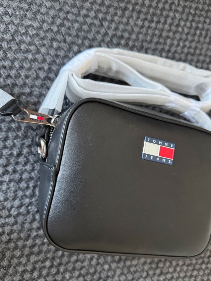 Tommy Hilfiger Siyah Kadın Deri Çapraz Çanta - Görsel 2