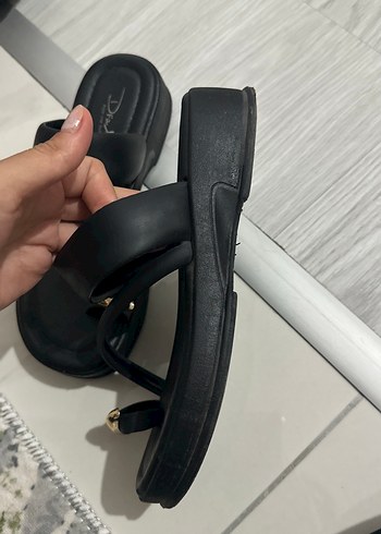 Tokalı Siyah Dolgu Topuklu Kadın Terlik - Görsel 3