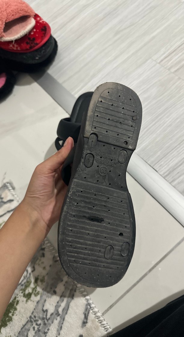 Tokalı Siyah Dolgu Topuklu Kadın Terlik - Görsel 4