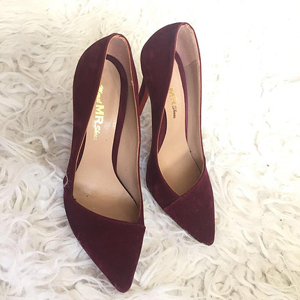 Sayili kullanilmis 36 numara kadife stiletto