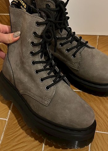 DR MARTENS bot