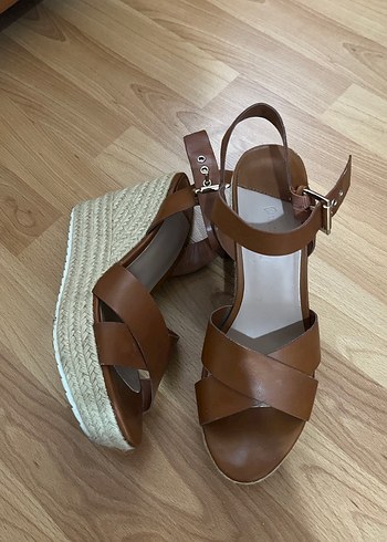 Stradivarius Kahverengi Deri Tokalı Dolgu Topuklu Sandalet