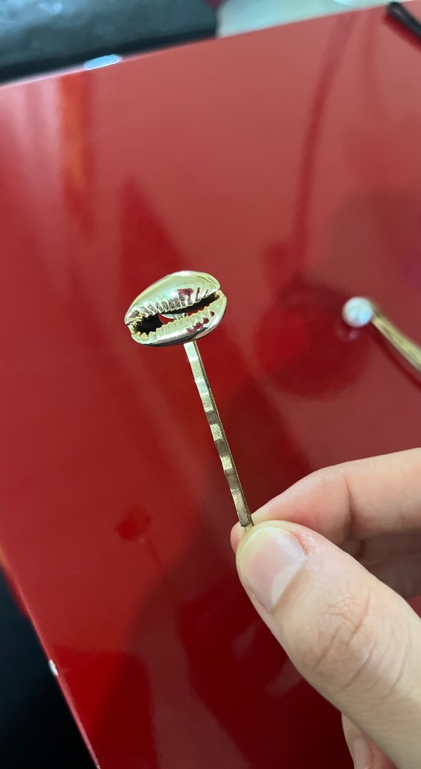 Minimalist Altın Renk Metal Saç Tokası - Görsel 4