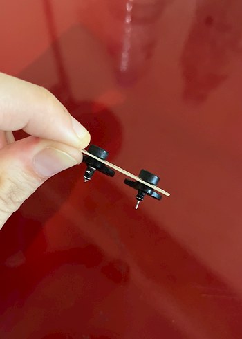 Siyah Mini Kemerli Minimalist Küpeler - Görsel 3