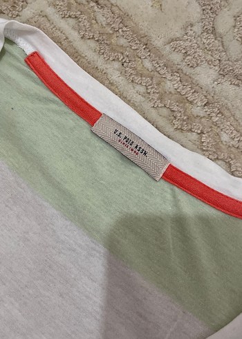 V Yaka Yeşil Beyaz Çizgili Kadın Tişört - Görsel 5