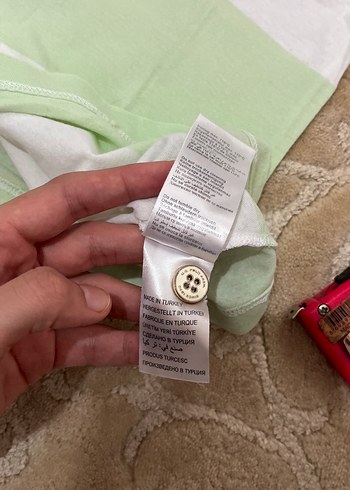 V Yaka Yeşil Beyaz Çizgili Kadın Tişört - Görsel 7