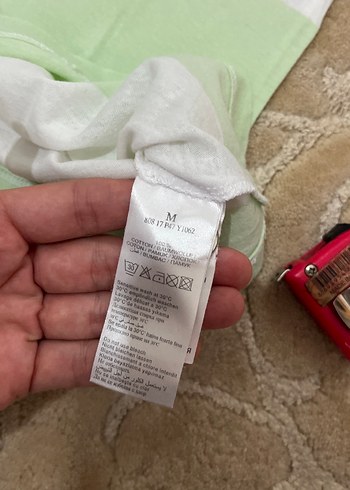 V Yaka Yeşil Beyaz Çizgili Kadın Tişört - Görsel 6