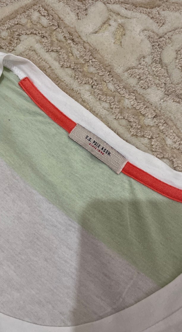 V Yaka Yeşil Beyaz Çizgili Kadın Tişört - Görsel 5