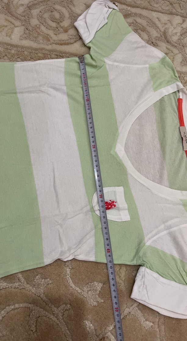 V Yaka Yeşil Beyaz Çizgili Kadın Tişört - Görsel 3