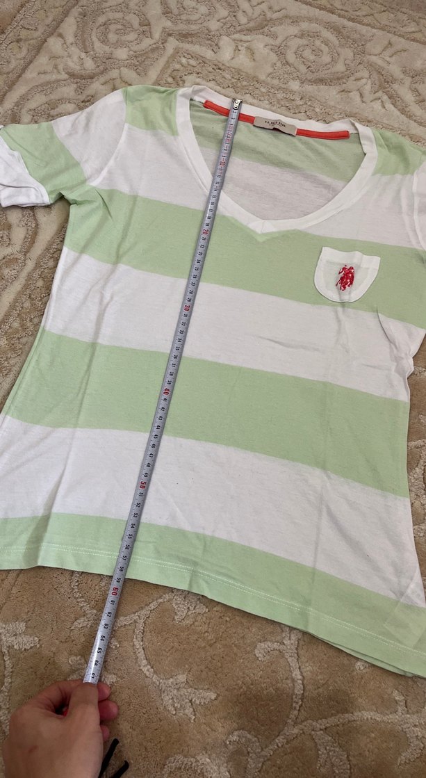 V Yaka Yeşil Beyaz Çizgili Kadın Tişört - Görsel 2