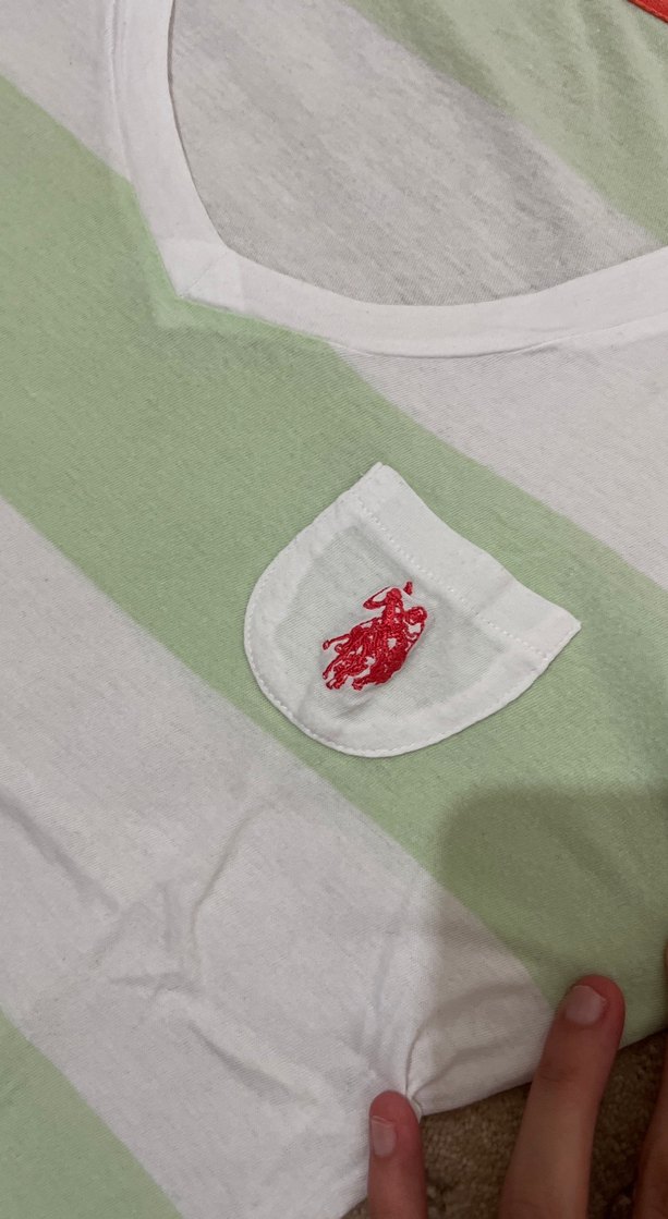 V Yaka Yeşil Beyaz Çizgili Kadın Tişört - Görsel 4