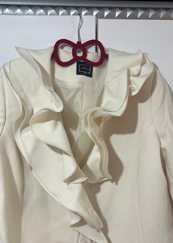 Fırfırlı Beyaz Kaban - Görsel 2