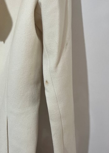 Fırfırlı Beyaz Kaban - Görsel 3