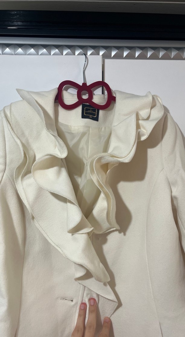 Fırfırlı Beyaz Kaban - Görsel 2