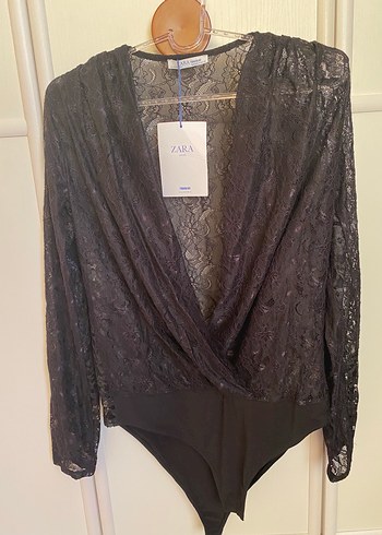 Zara Siyah Dantelli V Yakalı Bluz