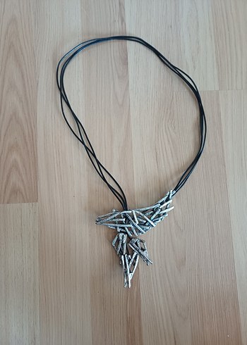 Gri Zincir Detaylı Uzun Kadın Kolye