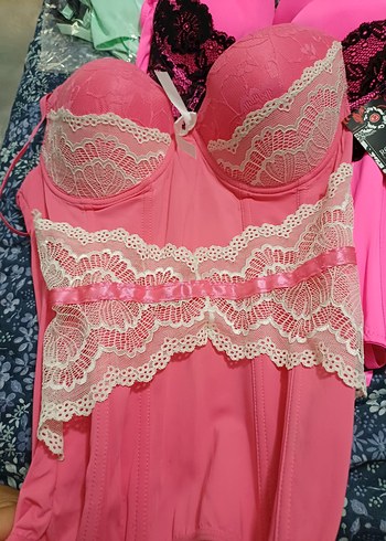 Pembe beli kurdeleli bustiyer takimi veya bustiyer