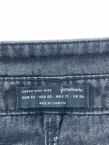 32 Beden siyah Renk Stradivarius Yüksek Bel %70 İndirimli.