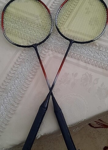Badminton raketi
